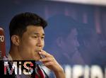 19.04.2025, Fussball 1. Bundesliga 2024/2025, 30. Spieltag, 1.FC Heidenheim - FC Bayern Mnchen, in der Voith-Arena Heidenheim. Min-jae Kim (Bayern Mnchen, Minjae Kim) nachdenklich auf der Bank.