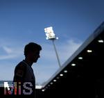 19.04.2025, Fussball 1. Bundesliga 2024/2025, 30. Spieltag, 1.FC Heidenheim - FC Bayern Mnchen, in der Voith-Arena Heidenheim. Thomas Mller (FC Bayern Mnchen) beim Aufwrmen im Schatten, unter dem Flutlichtscheinwerfer.