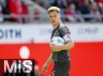 19.04.2025, Fussball 1. Bundesliga 2024/2025, 30. Spieltag, 1.FC Heidenheim - FC Bayern Mnchen, in der Voith-Arena Heidenheim. Joshua Kimmich (FC Bayern Mnchen) mit dem Ball und der Kapitnsbinde