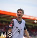 19.04.2025, Fussball 1. Bundesliga 2024/2025, 30. Spieltag, 1.FC Heidenheim - FC Bayern Mnchen, in der Voith-Arena Heidenheim. Thomas Mller (FC Bayern Mnchen) beim Aufwrmen gut gelaunt lachend mit den Fans der Kurve.
