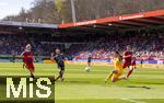 19.04.2025, Fussball 1. Bundesliga 2024/2025, 30. Spieltag, 1.FC Heidenheim - FC Bayern Mnchen, in der Voith-Arena Heidenheim. Torschuss zum 2:0 von Konrad Laimer (FC Bayern Mnchen) gegen Torwart Kevin Mller (1. FC Heidenheim 1846) 