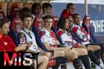 19.04.2025, Fussball 1. Bundesliga 2024/2025, 30. Spieltag, 1.FC Heidenheim - FC Bayern Mnchen, in der Voith-Arena Heidenheim. Joao Palhinha (FC Bayern Mnchen) nachdenklich auf der Bank.  li: Thomas Mller (FC Bayern Mnchen) 