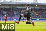 19.04.2025, Fussball 1. Bundesliga 2024/2025, 30. Spieltag, 1.FC Heidenheim - FC Bayern Mnchen, in der Voith-Arena Heidenheim. Michael Olise (FC Bayern Mnchen) am Ball 