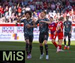 19.04.2025, Fussball 1. Bundesliga 2024/2025, 30. Spieltag, 1.FC Heidenheim - FC Bayern Mnchen, in der Voith-Arena Heidenheim. Torjubel Joshua Kimmich (re, FC Bayern Mnchen) mit Serge Gnabry (FC Bayern Mnchen) ohne Kapitnsbinde zum 4:0 Tor.