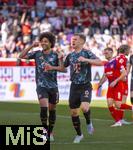 19.04.2025, Fussball 1. Bundesliga 2024/2025, 30. Spieltag, 1.FC Heidenheim - FC Bayern Mnchen, in der Voith-Arena Heidenheim. Torjubel Joshua Kimmich (re, FC Bayern Mnchen) mit Serge Gnabry (FC Bayern Mnchen) ohne Kapitnsbinde zum 4:0 Tor.