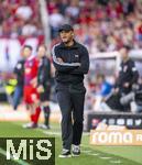 19.04.2025, Fussball 1. Bundesliga 2024/2025, 30. Spieltag, 1.FC Heidenheim - FC Bayern Mnchen, in der Voith-Arena Heidenheim. Trainer Vincent Kompany (FC Bayern Mnchen) gibt Anweisungen.