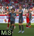 19.04.2025, Fussball 1. Bundesliga 2024/2025, 30. Spieltag, 1.FC Heidenheim - FC Bayern Mnchen, in der Voith-Arena Heidenheim. Torjubel Joshua Kimmich (re, FC Bayern Mnchen) mit Serge Gnabry (FC Bayern Mnchen) ohne Kapitnsbinde zum 4:0 Tor.