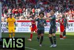 19.04.2025, Fussball 1. Bundesliga 2024/2025, 30. Spieltag, 1.FC Heidenheim - FC Bayern Mnchen, in der Voith-Arena Heidenheim. Torjubel Joshua Kimmich (re, FC Bayern Mnchen) mit Serge Gnabry (FC Bayern Mnchen) ohne Kapitnsbinde zum 4:0 Tor.