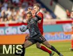 19.04.2025, Fussball 1. Bundesliga 2024/2025, 30. Spieltag, 1.FC Heidenheim - FC Bayern Mnchen, in der Voith-Arena Heidenheim. Leroy Sane (Bayern Mnchen) gegen Patrick Mainka (1.FC Heidenheim) 