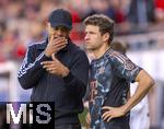 19.04.2025, Fussball 1. Bundesliga 2024/2025, 30. Spieltag, 1.FC Heidenheim - FC Bayern Mnchen, in der Voith-Arena Heidenheim. Trainer Vincent Kompany (li, FC Bayern Mnchen) gibt Thomas Mller (FC Bayern Mnchen) Anweisungen.