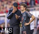 19.04.2025, Fussball 1. Bundesliga 2024/2025, 30. Spieltag, 1.FC Heidenheim - FC Bayern Mnchen, in der Voith-Arena Heidenheim. Trainer Vincent Kompany (li, FC Bayern Mnchen) gibt Thomas Mller (FC Bayern Mnchen) Anweisungen.
