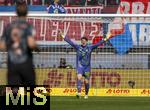 19.04.2025, Fussball 1. Bundesliga 2024/2025, 30. Spieltag, 1.FC Heidenheim - FC Bayern Mnchen, in der Voith-Arena Heidenheim. Torwart Jonas Urbig (FC Bayern Mnchen) gibt Anweisungen.