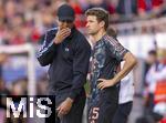 19.04.2025, Fussball 1. Bundesliga 2024/2025, 30. Spieltag, 1.FC Heidenheim - FC Bayern Mnchen, in der Voith-Arena Heidenheim. Trainer Vincent Kompany (li, FC Bayern Mnchen) gibt Thomas Mller (FC Bayern Mnchen) Anweisungen.