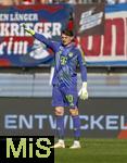 19.04.2025, Fussball 1. Bundesliga 2024/2025, 30. Spieltag, 1.FC Heidenheim - FC Bayern Mnchen, in der Voith-Arena Heidenheim. Torwart Jonas Urbig (FC Bayern Mnchen) gibt Anweisungen.