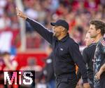 19.04.2025, Fussball 1. Bundesliga 2024/2025, 30. Spieltag, 1.FC Heidenheim - FC Bayern Mnchen, in der Voith-Arena Heidenheim. Trainer Vincent Kompany (FC Bayern Mnchen) gibt Anweisungen.