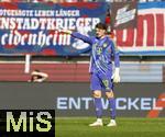 19.04.2025, Fussball 1. Bundesliga 2024/2025, 30. Spieltag, 1.FC Heidenheim - FC Bayern Mnchen, in der Voith-Arena Heidenheim. Torwart Jonas Urbig (FC Bayern Mnchen) gibt Anweisungen.