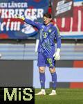 19.04.2025, Fussball 1. Bundesliga 2024/2025, 30. Spieltag, 1.FC Heidenheim - FC Bayern Mnchen, in der Voith-Arena Heidenheim. Torwart Jonas Urbig (FC Bayern Mnchen) gibt Anweisungen.