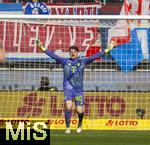 19.04.2025, Fussball 1. Bundesliga 2024/2025, 30. Spieltag, 1.FC Heidenheim - FC Bayern Mnchen, in der Voith-Arena Heidenheim. Torwart Jonas Urbig (FC Bayern Mnchen) gibt Anweisungen.