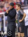 19.04.2025, Fussball 1. Bundesliga 2024/2025, 30. Spieltag, 1.FC Heidenheim - FC Bayern Mnchen, in der Voith-Arena Heidenheim. Trainer Vincent Kompany (li, FC Bayern Mnchen) gibt Thomas Mller (FC Bayern Mnchen) Anweisungen.