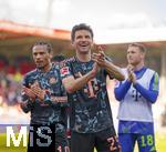 19.04.2025, Fussball 1. Bundesliga 2024/2025, 30. Spieltag, 1.FC Heidenheim - FC Bayern Mnchen, in der Voith-Arena Heidenheim. Schlussjubel nach dem Sieg, Leroy Sane (Bayern Mnchen), Thomas Mller (FC Bayern Mnchen), 