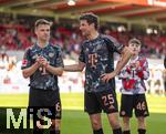 19.04.2025, Fussball 1. Bundesliga 2024/2025, 30. Spieltag, 1.FC Heidenheim - FC Bayern Mnchen, in der Voith-Arena Heidenheim. Schlussjubel nach dem Sieg, Joshua Kimmich (FC Bayern Mnchen), Thomas Mller (FC Bayern Mnchen), 