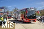 19.04.2025, Fussball 1. Bundesliga 2024/2025, 30. Spieltag, 1.FC Heidenheim - FC Bayern Mnchen, in der Voith-Arena Heidenheim. Der Bayern-Mannschaftsbus kommt am Stadion an.