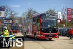 19.04.2025, Fussball 1. Bundesliga 2024/2025, 30. Spieltag, 1.FC Heidenheim - FC Bayern Mnchen, in der Voith-Arena Heidenheim. Der Bayern-Mannschaftsbus kommt am Stadion an.
