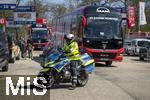 19.04.2025, Fussball 1. Bundesliga 2024/2025, 30. Spieltag, 1.FC Heidenheim - FC Bayern Mnchen, in der Voith-Arena Heidenheim. Der Bayern-Mannschaftsbus kommt am Stadion an. Mit Begleitung einer Motorrad-Polizeieskorte.