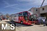 19.04.2025, Fussball 1. Bundesliga 2024/2025, 30. Spieltag, 1.FC Heidenheim - FC Bayern Mnchen, in der Voith-Arena Heidenheim. Der Bayern-Mannschaftsbus kommt am Stadion an.