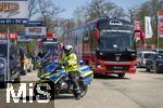 19.04.2025, Fussball 1. Bundesliga 2024/2025, 30. Spieltag, 1.FC Heidenheim - FC Bayern Mnchen, in der Voith-Arena Heidenheim. Der Bayern-Mannschaftsbus kommt am Stadion an. Mit Begleitung einer Motorrad-Polizeieskorte.