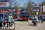 19.04.2025, Fussball 1. Bundesliga 2024/2025, 30. Spieltag, 1.FC Heidenheim - FC Bayern Mnchen, in der Voith-Arena Heidenheim. Der Bayern-Mannschaftsbus kommt am Stadion an. Mit Begleitung einer Motorrad-Polizeieskorte.