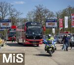 19.04.2025, Fussball 1. Bundesliga 2024/2025, 30. Spieltag, 1.FC Heidenheim - FC Bayern Mnchen, in der Voith-Arena Heidenheim. Der Bayern-Mannschaftsbus kommt am Stadion an. Mit Begleitung einer Motorrad-Polizeieskorte.