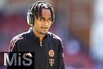 19.04.2025, Fussball 1. Bundesliga 2024/2025, 30. Spieltag, 1.FC Heidenheim - FC Bayern Mnchen, in der Voith-Arena Heidenheim. Jonah Kusi-Asare (Bayern Mnchen) vor dem Spiel mit Kopfhrer