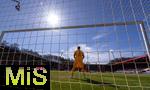 19.04.2025, Fussball 1. Bundesliga 2024/2025, 30. Spieltag, 1.FC Heidenheim - FC Bayern Mnchen, in der Voith-Arena Heidenheim. Torwart Kevin Mller (1. FC Heidenheim 1846) wartet auf den Freisto.