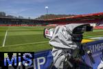 19.04.2025, Fussball 1. Bundesliga 2024/2025, 30. Spieltag, 1.FC Heidenheim - FC Bayern Mnchen, in der Voith-Arena Heidenheim. TV-Kamera vor dem Spiel am Spielfeldrand steht bereit.