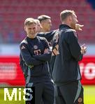 19.04.2025, Fussball 1. Bundesliga 2024/2025, 30. Spieltag, 1.FC Heidenheim - FC Bayern Mnchen, in der Voith-Arena Heidenheim. Joshua Kimmich (FC Bayern Mnchen) lachend vor dem Spiel.