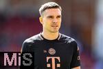 19.04.2025, Fussball 1. Bundesliga 2024/2025, 30. Spieltag, 1.FC Heidenheim - FC Bayern Mnchen, in der Voith-Arena Heidenheim. Joao Palhinha (FC Bayern Mnchen) nachdenklich vor dem Spiel.