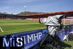 19.04.2025, Fussball 1. Bundesliga 2024/2025, 30. Spieltag, 1.FC Heidenheim - FC Bayern Mnchen, in der Voith-Arena Heidenheim. TV-Kamera vor dem Spiel am Spielfeldrand steht bereit.