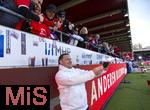 19.04.2025, Fussball 1. Bundesliga 2024/2025, 30. Spieltag, 1.FC Heidenheim - FC Bayern Mnchen, in der Voith-Arena Heidenheim. Sportvorstand Max Eberl (Bayern Mnchen) macht fr die Fans selfies.
