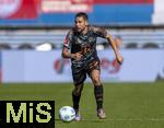 19.04.2025, Fussball 1. Bundesliga 2024/2025, 30. Spieltag, 1.FC Heidenheim - FC Bayern Mnchen, in der Voith-Arena Heidenheim. Raphael Guerreiro (FC Bayern Mnchen) am Ball 
