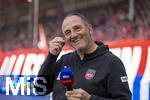 19.04.2025, Fussball 1. Bundesliga 2024/2025, 30. Spieltag, 1.FC Heidenheim - FC Bayern Mnchen, in der Voith-Arena Heidenheim. Trainer Frank Schmidt (1. FC Heidenheim 1846) gut gelaunt 