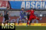 19.04.2025, Fussball 1. Bundesliga 2024/2025, 30. Spieltag, 1.FC Heidenheim - FC Bayern Mnchen, in der Voith-Arena Heidenheim. Torwart Jonas Urbig (FC Bayern Mnchen) beobachtet einen Zweikampf.