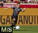 19.04.2025, Fussball 1. Bundesliga 2024/2025, 30. Spieltag, 1.FC Heidenheim - FC Bayern Mnchen, in der Voith-Arena Heidenheim. Joshua Kimmich (FC Bayern Mnchen) am Ball 