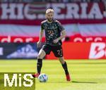 19.04.2025, Fussball 1. Bundesliga 2024/2025, 30. Spieltag, 1.FC Heidenheim - FC Bayern Mnchen, in der Voith-Arena Heidenheim. Konrad Laimer (FC Bayern Mnchen) am Ball 