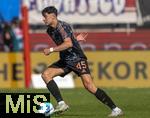 19.04.2025, Fussball 1. Bundesliga 2024/2025, 30. Spieltag, 1.FC Heidenheim - FC Bayern Mnchen, in der Voith-Arena Heidenheim. Aleksandar Pavlovic (Bayern Mnchen)  am Ball 
