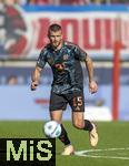 19.04.2025, Fussball 1. Bundesliga 2024/2025, 30. Spieltag, 1.FC Heidenheim - FC Bayern Mnchen, in der Voith-Arena Heidenheim. Eric Dier (FC Bayern Mnchen) am Ball 