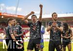 19.04.2025, Fussball 1. Bundesliga 2024/2025, 30. Spieltag, 1.FC Heidenheim - FC Bayern Mnchen, in der Voith-Arena Heidenheim. Schlussjubel, Joshua Kimmich (FC Bayern Mnchen), Leroy Sane (Bayern Mnchen), Thomas Mller (FC Bayern Mnchen), Harry Kane (FC Bayern Mnchen) 