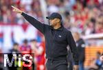 19.04.2025, Fussball 1. Bundesliga 2024/2025, 30. Spieltag, 1.FC Heidenheim - FC Bayern Mnchen, in der Voith-Arena Heidenheim. Trainer Vincent Kompany (FC Bayern Mnchen) gibt Anweisungen.