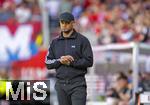 19.04.2025, Fussball 1. Bundesliga 2024/2025, 30. Spieltag, 1.FC Heidenheim - FC Bayern Mnchen, in der Voith-Arena Heidenheim. Trainer Vincent Kompany (FC Bayern Mnchen) nachdenklich an der Seitenlinie. 