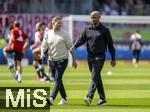 19.04.2025, Fussball 1. Bundesliga 2024/2025, 30. Spieltag, 1.FC Heidenheim - FC Bayern Mnchen, in der Voith-Arena Heidenheim. v.li: Pressesprecher Holger Quest (FC Bayern), Trainer Vincent Kompany (FC Bayern Mnchen) gehen ber den Platz.